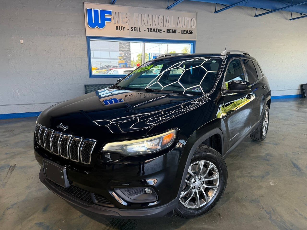 Used 2019 Jeep Cherokee Latitude Plus w/ Cold Weather Group AWD/4WD image 1