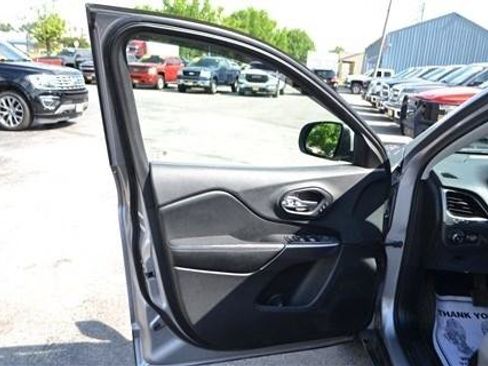 Used 2019 Jeep Cherokee Limited FWD image 10