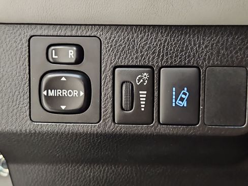 Used 2018 Toyota RAV4 XLE FWD image 33