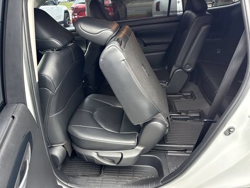 Used 2023 Toyota Highlander XLE FWD image 11