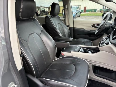 Used 2023 Chrysler Pacifica Limited image 17