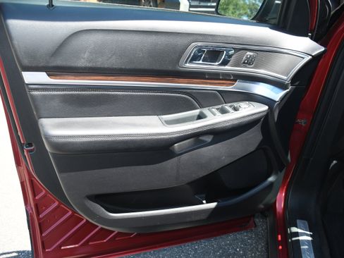 Used 2018 Ford Explorer Limited w/ Equipment Group 301A FWD image 9