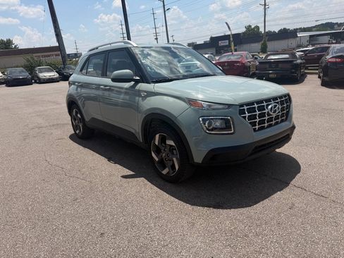 Used 2025 Hyundai Venue SEL FWD image 4