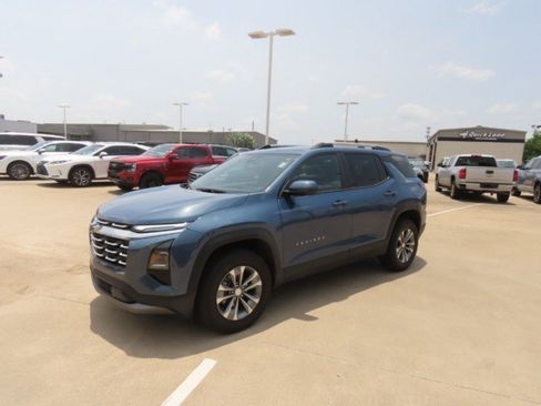 Used 2025 Chevrolet Equinox LT w/ Convenience Package II FWD image 2