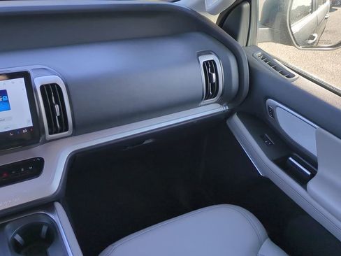 Used 2025 Ford Expedition Active image 17