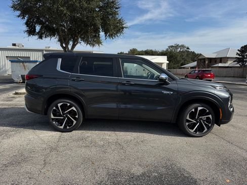 New 2025 Mitsubishi Outlander SE image 9