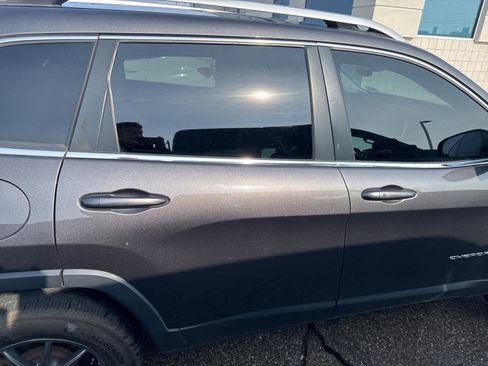 Used 2021 Jeep Cherokee Latitude Lux w/ Comfort/Convenience Group image 10