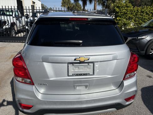 Used 2022 Chevrolet Trax LT w/ LT Convenience Package image 6