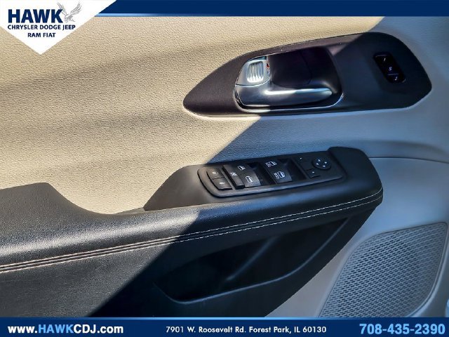 Used 2024 Chrysler Pacifica Touring-L FWD image 14