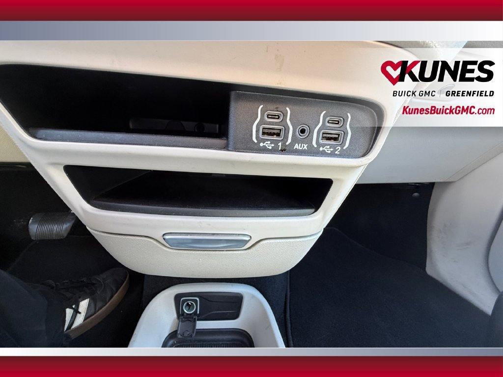 Used 2023 Chrysler Pacifica Touring-L FWD image 32