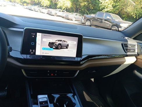 Used 2025 Volkswagen Atlas Cross Sport SE w/ Panoramic Sunroof Package image 18