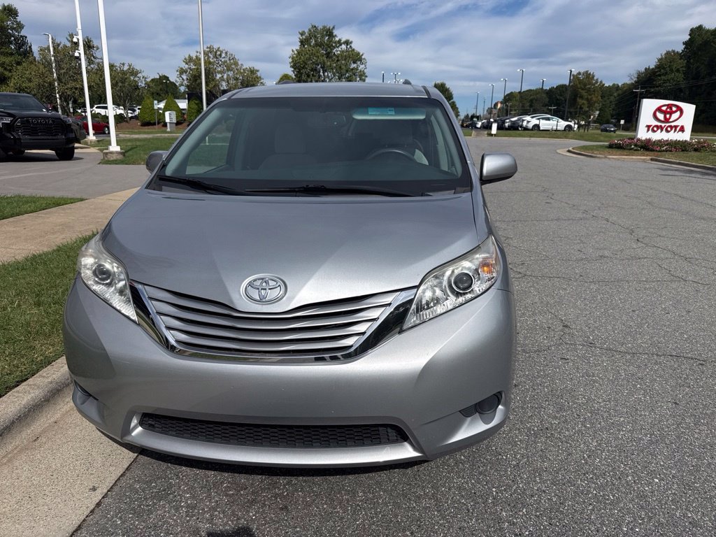 Used 2017 Toyota Sienna LE FWD image 1