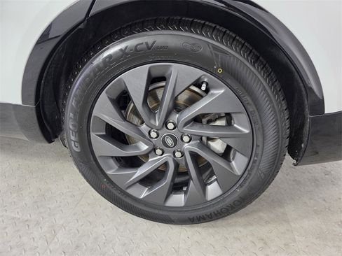 Used 2023 Land Rover Discovery S R-Dynamic image 17