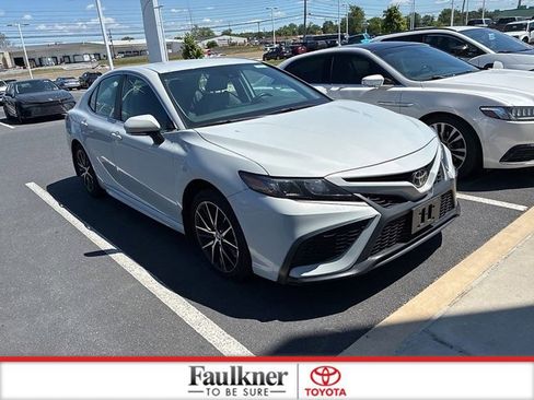 Used 2024 Toyota Camry SE FWD image 2