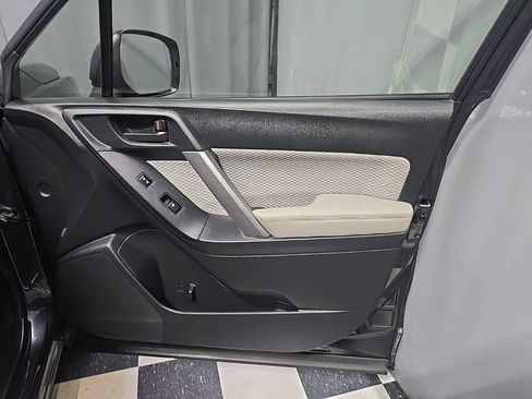 Used 2017 Subaru Forester 2.5i AWD/4WD image 6