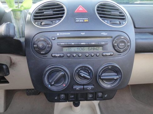 Used 2008 Volkswagen Beetle SE image 12