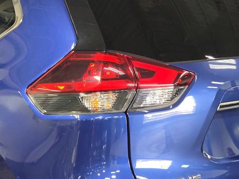 Used 2018 Nissan Rogue SV w/ Premium Package image 34