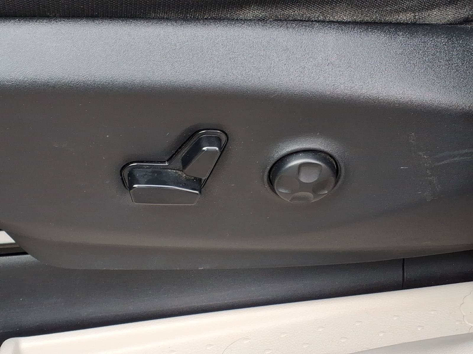 Used 2019 Chrysler Pacifica Touring Plus w/ Cold Weather Group FWD image 16