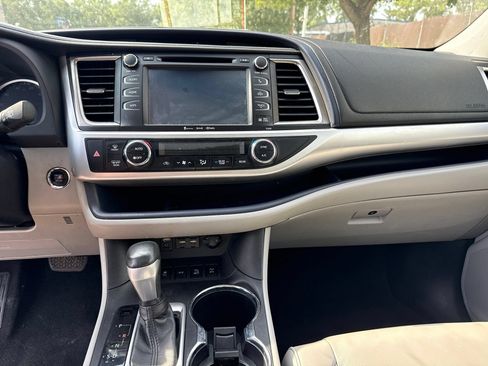 Used 2019 Toyota Highlander XLE AWD/4WD image 16