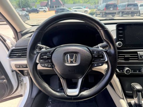 Used 2018 Honda Accord Touring image 17
