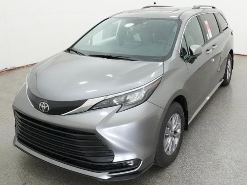 New 2026 Toyota Sienna XLE FWD image 7