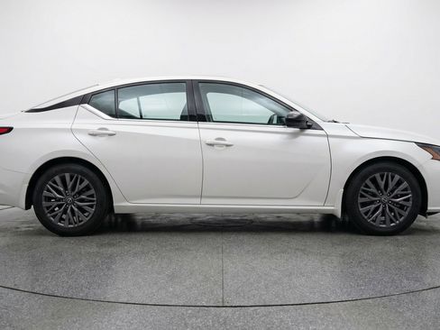 Used 2025 Nissan Altima 2.5 SV image 11