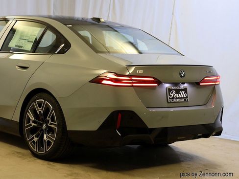 Used 2026 BMW i5 eDrive40 w/ M Sport Package image 8