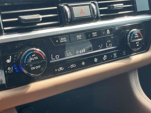 Used 2025 Nissan Pathfinder Platinum FWD image 34