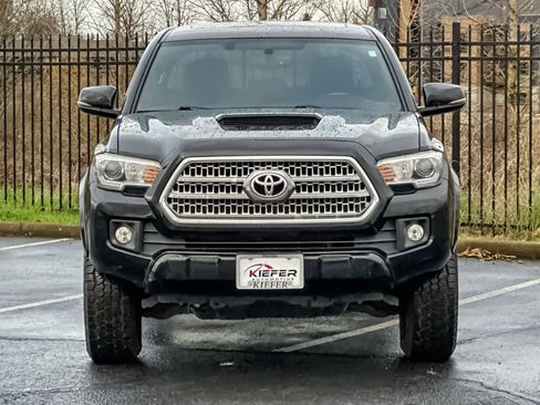Used 2017 Toyota Tacoma TRD Sport image 9