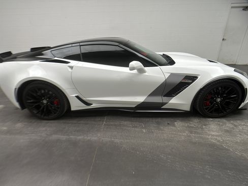 Used 2015 Chevrolet Corvette Z06 w/ 2LZ Preferred Equipment Group image 8