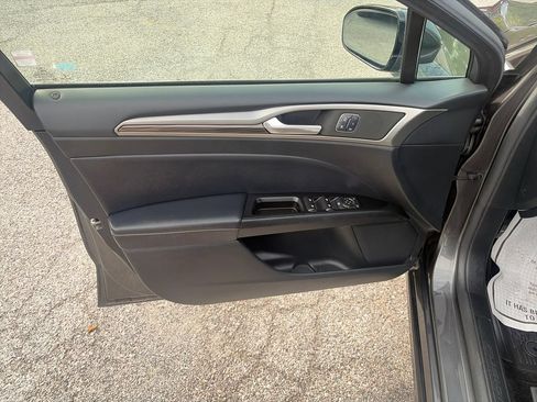 Used 2017 Ford Fusion SE w/ Fusion SE Technology Package FWD image 11