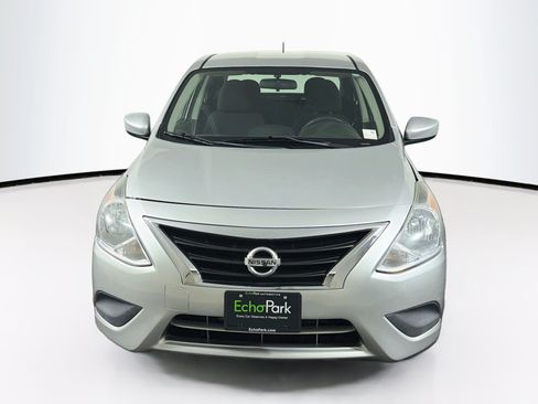 Used 2016 Nissan Versa SV FWD image 2
