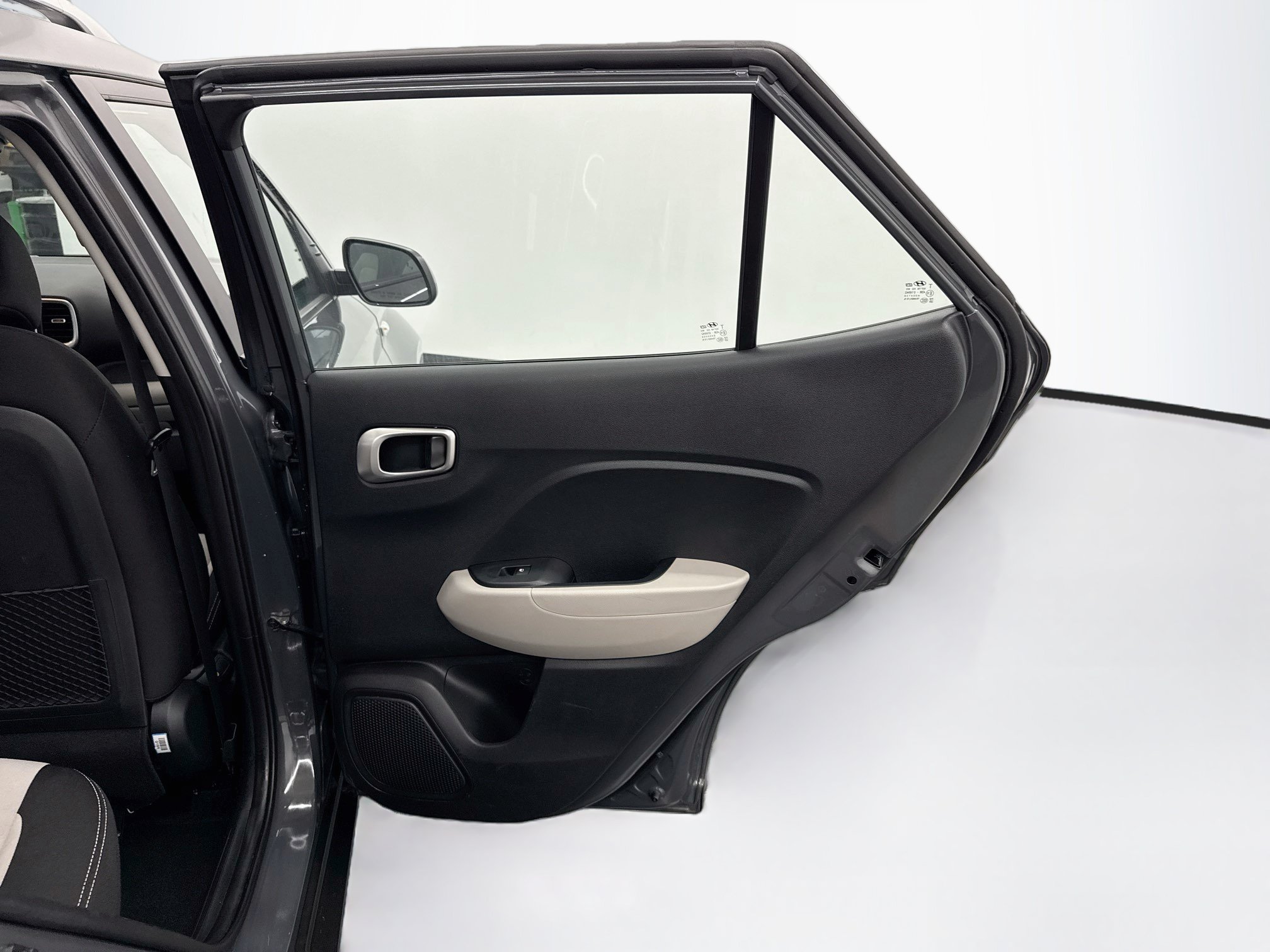 Used 2025 Hyundai Venue SEL FWD image 30