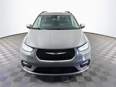 Used 2023 Chrysler Pacifica Limited FWD image 2