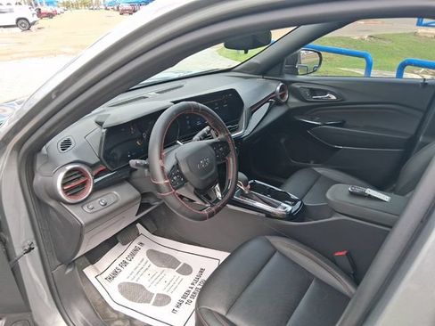 Used 2025 Chevrolet Trax RS w/ Sunroof Package FWD image 9
