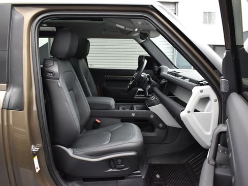 Used 2023 Land Rover Defender 90 SE image 12