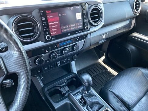 Used 2020 Toyota Tacoma TRD Off-Road w/ TRD Premium Off Road Package AWD/4WD image 16