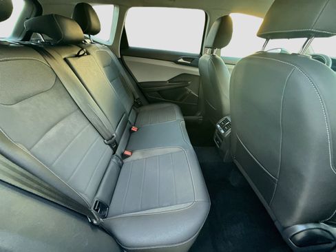 Certified 2024 Volkswagen Taos SE FWD image 28
