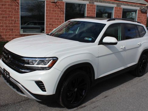 Used 2023 Volkswagen Atlas SE w/ Panoramic Sunroof Package image 2