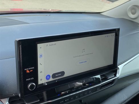 Used 2025 Toyota Sienna XLE image 10