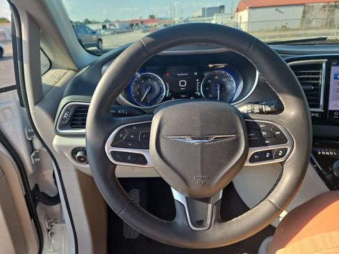 Used 2023 Chrysler Pacifica Touring-L FWD image 14
