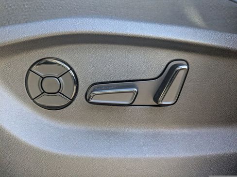 Used 2025 Volkswagen Tiguan SE FWD image 20
