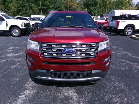 Used 2017 Ford Explorer XLT w/ Equipment Group 202A AWD/4WD image 3
