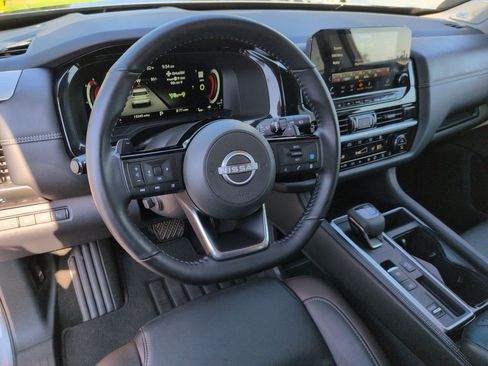 Used 2025 Nissan Pathfinder Platinum FWD image 16