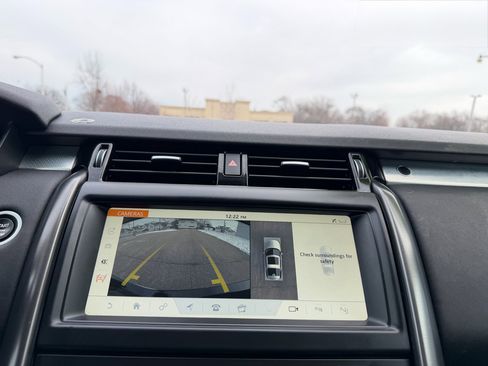 Used 2020 Land Rover Discovery Landmark image 14