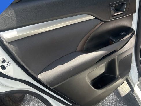 Used 2017 Toyota Highlander LE FWD image 16