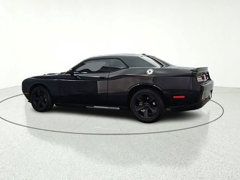 Used 2015 Dodge Challenger SXT RWD image 4
