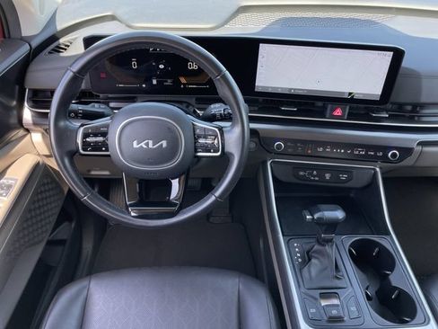 Used 2025 Kia Carnival FWD image 10
