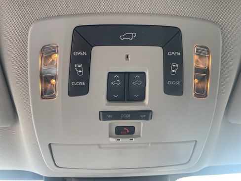 Used 2021 Toyota Sienna Limited image 31