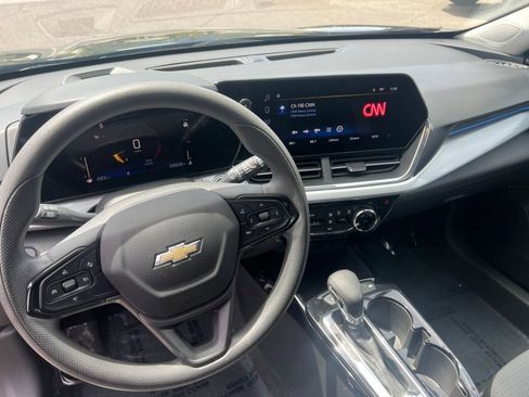 Used 2025 Chevrolet Trax LT FWD image 20